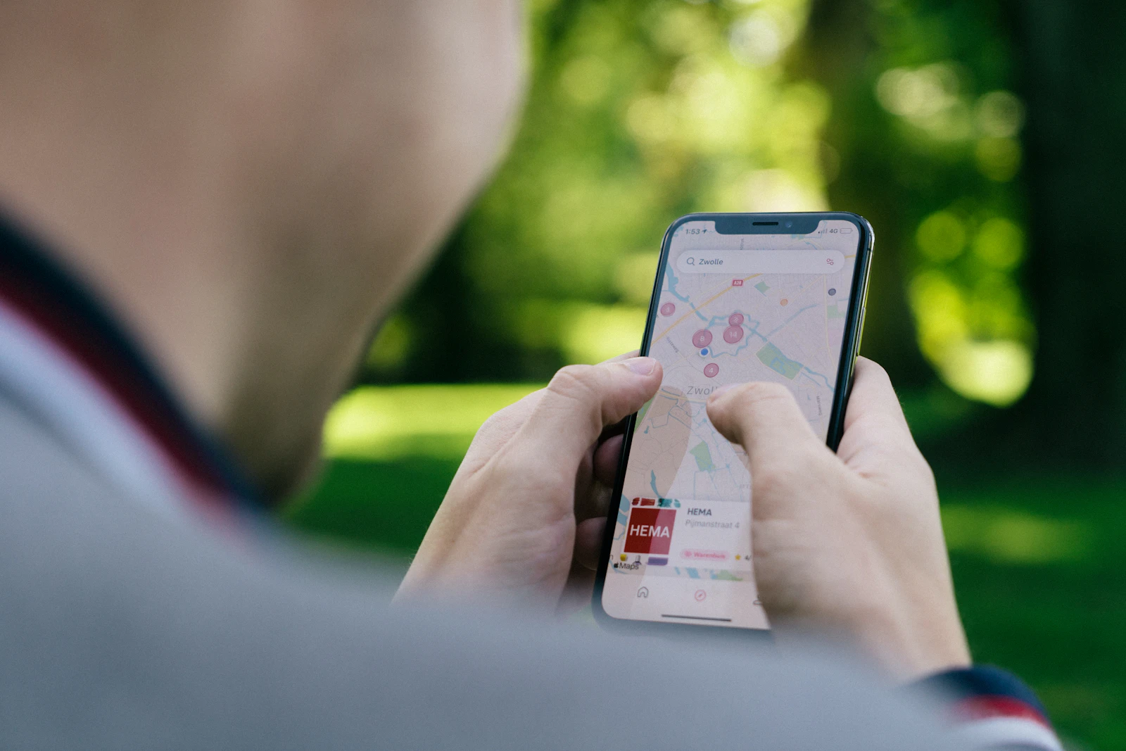 Persona que busca un negocio en Google Maps desde su móvil