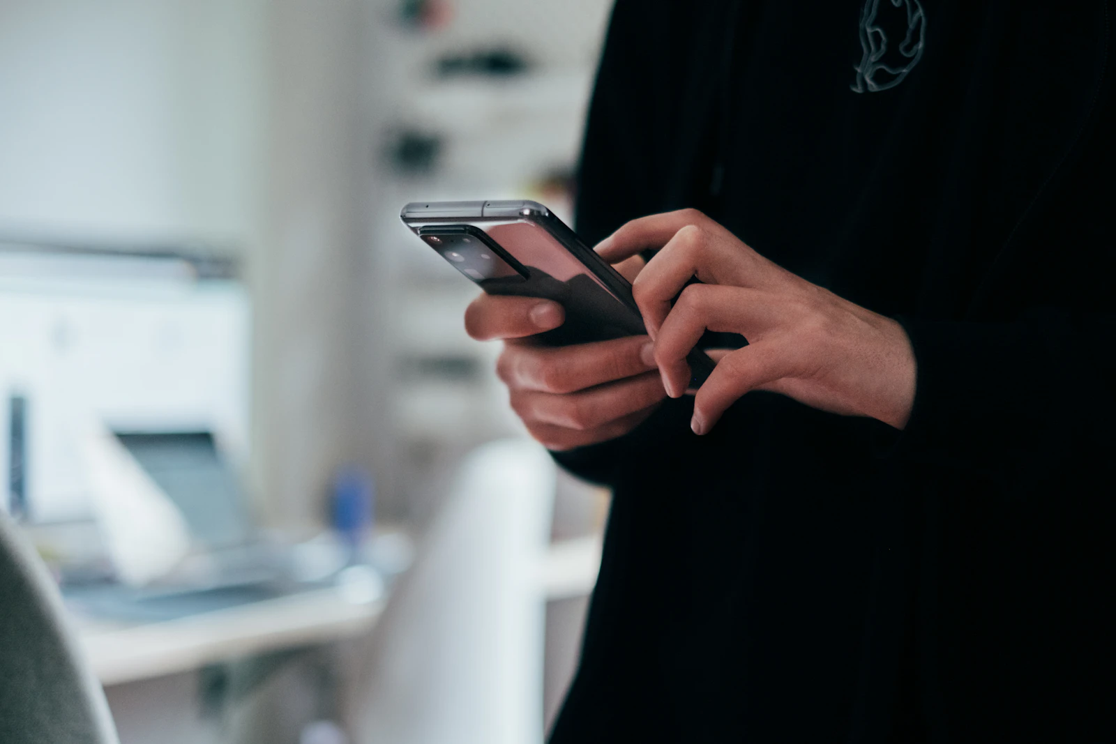 Persona que consulta un mensaje en su teléfono móvil